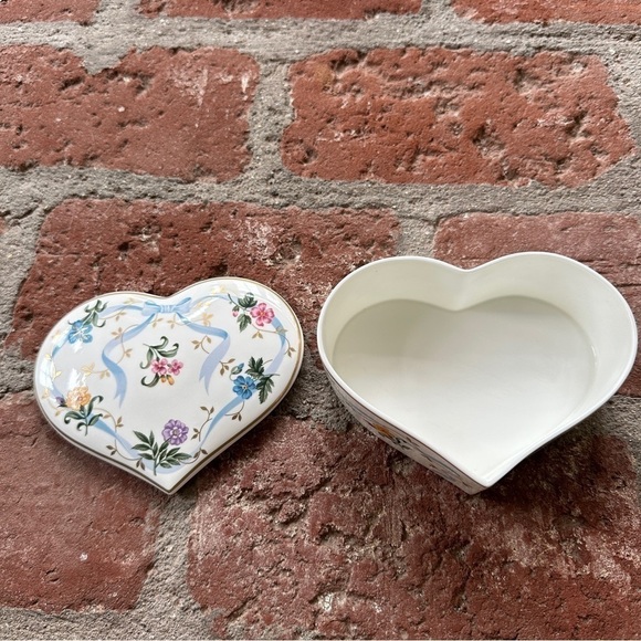 Christopher Stuart Floral Ribbon Y1516 Fine Bone China Heart Trinket Box - Picture 5 of 15